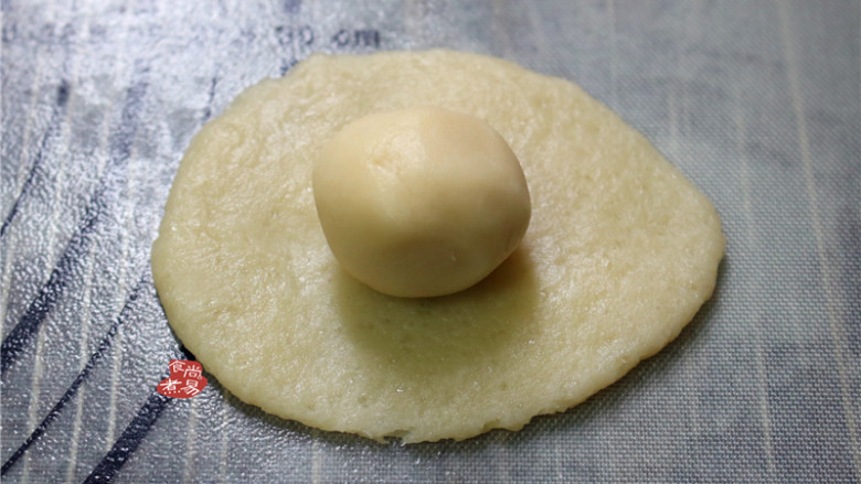 蛋黄酥,饼皮中间放入一块油酥面团。