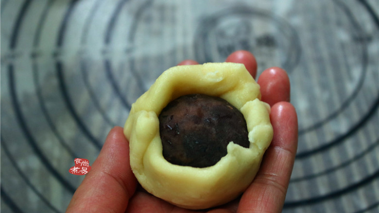 蛋黄酥,将豆沙馅包裹起来,再搓圆表皮。