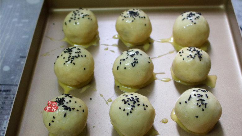 蛋黄酥,顶部撒上一些<a style='color:red;display:inline-block;' href='/shicai/ 668'>黑芝麻</a>装饰,既好看吃起来又有层次感。