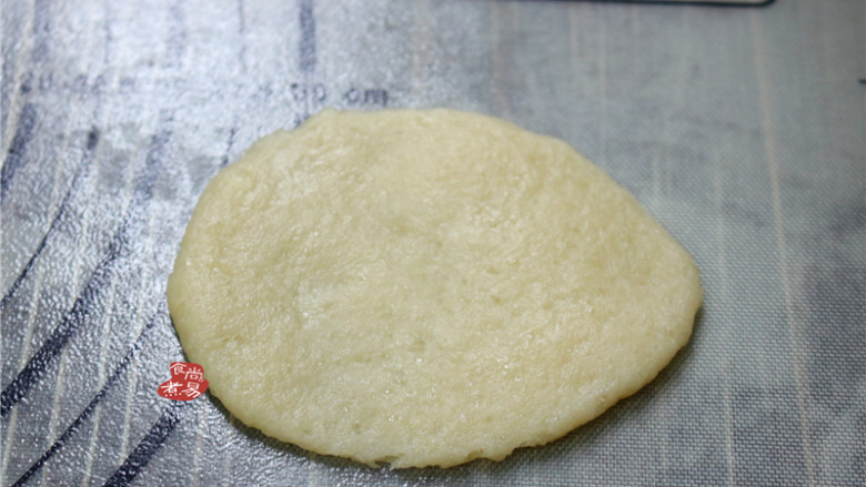 蛋黄酥,取一个水油面皮团,用擀面杖擀成四周薄,中间稍厚的饼皮。