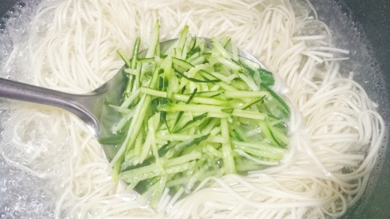 好吃到哭的黄磊老师同款拌面,水烧开,下入面条,煮熟后放凉开水中备用。中途黄瓜丝烫15秒。