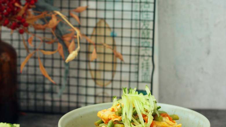 鸡蛋捞面,因为面条是空心的,面条本身有很多孔隙,可以更好的吸收汤汁,面条吃起来更入味儿也更好吃。