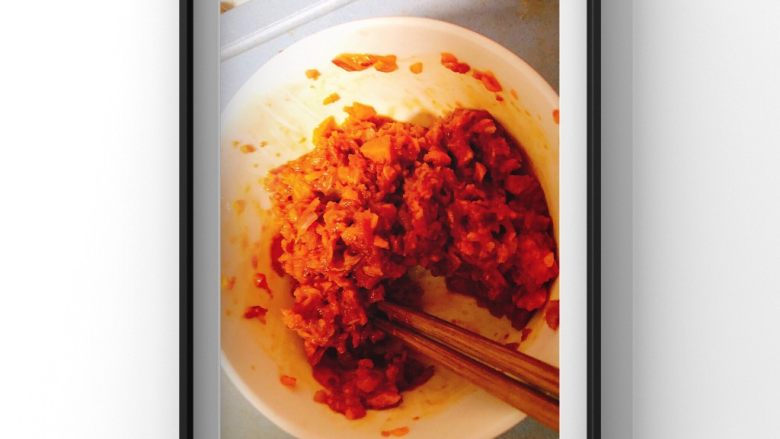红薯牛肉酱面,搅拌好的肉泥中加入生粉,宝宝酱油调味!