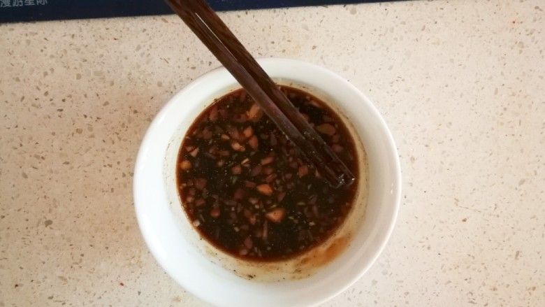 萝卜木耳玉米团子,蒸制时 调一小碗蘸料 按自己口味即可 我用了生抽 耗油 醋 蒜末 姜末 糖 麻酱 可按自己口味调整