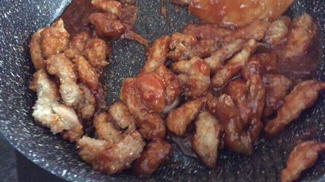 下饭神器--糖醋里脊,最后下烤好的里脊肉翻炒,均匀裹上茄汁后,关火盛出。