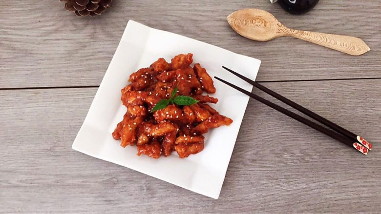 下饭神器--糖醋里脊,装盘,撒上一点熟<a style='color:red;display:inline-block;' href='/shicai/ 678'>白芝麻</a>,好吃下饭的糖醋里脊完成!