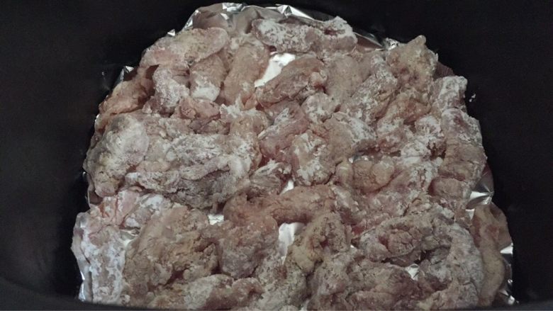 下饭神器--糖醋里脊,摆入空气炸锅内;