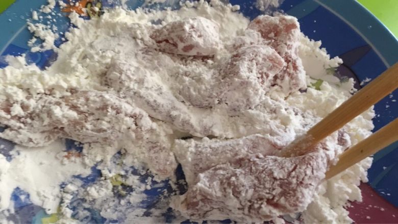 下饭神器--糖醋里脊,腌制好的里脊肉裹上适量淀粉,并拍去多余淀粉;