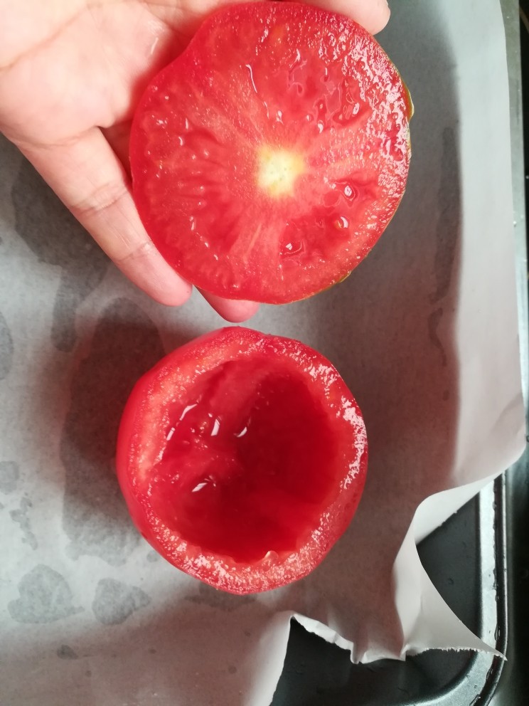 高考食谱,惊艳好吃的海参西红柿盅,把西红柿放在烤盘备用