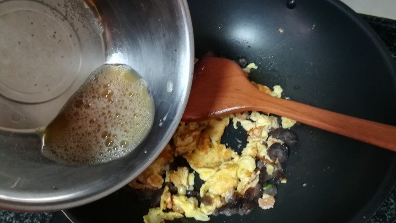 高考食谱,惊艳好吃的海参西红柿盅,搅拌均匀倒入锅中