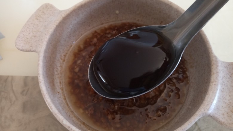 麻辣香酥烤豆皮,盛到碗里放凉后,加一勺<a style='color:red;display:inline-block;' href='/shicai/ 721'>蚝油</a>