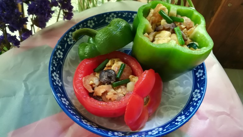 高考食谱,惊艳好吃的海参西红柿盅,和甜椒盅放一起,是不是很好看呢?