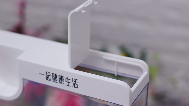 粉嫩茴香猪肉麦穗包,在电蒸锅注水口里,倒入纯净水。