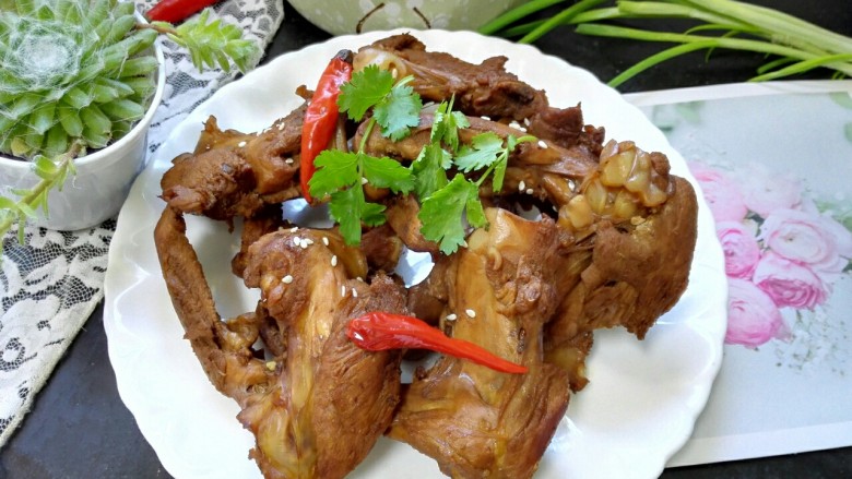 香辣鸭锁骨,拍上成品图,一道美味的香辣鸭锁骨就完成了。