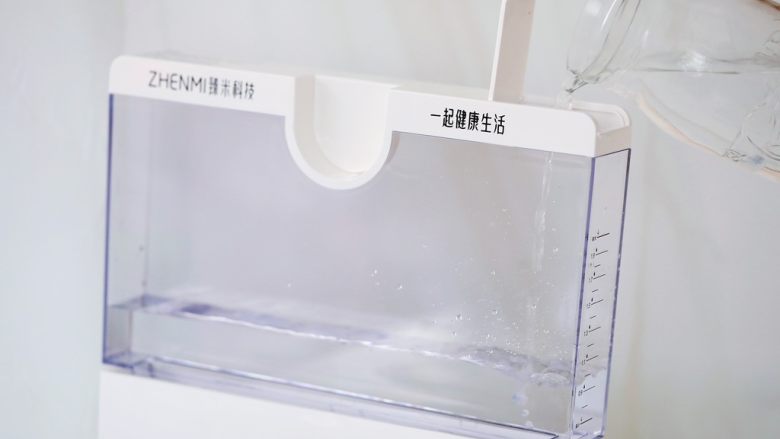 蒜蓉粉丝蒸扇贝,放入电蒸锅中,盖上盖子,电蒸锅的水箱装入纯净水
