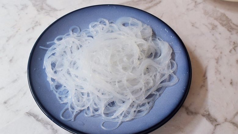 蒜蓉粉丝蒸扇贝,将泡软的粉丝捞出控干水分备用