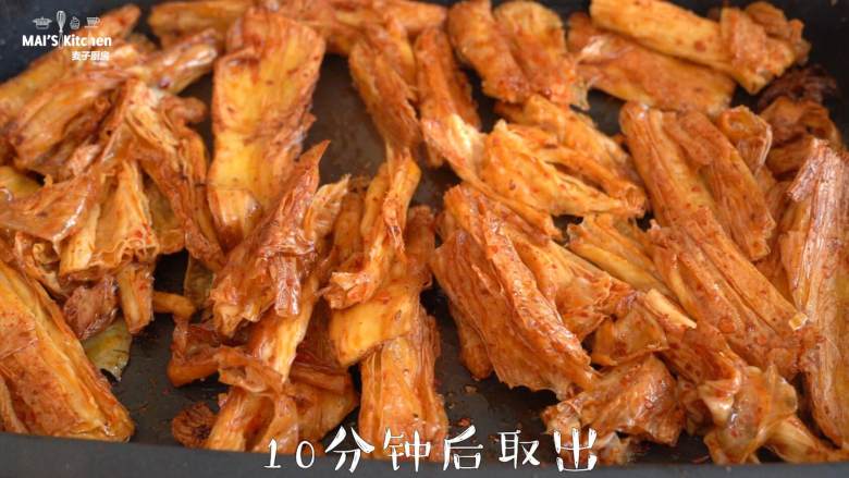 在家自制无添加健康【辣条】,超简单!,小红锅最高温预热完成后,放入一张烘焙纸,放入辣条,加盖一张烘焙纸,盖上上盖,烘烤15分钟取出。