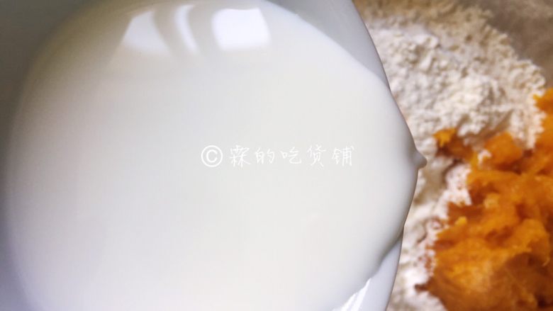 奶香南瓜蜜红豆馅发面饼,<a style='color:red;display:inline-block;' href='/shicai/ 219'>牛奶</a>,少量多次的加入。