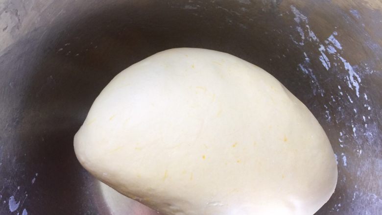 奶香南瓜蜜红豆馅发面饼,再揉成一个光滑的面团,放置醒发半小时左右。