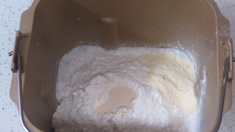 萌萌哒【椰浆砂糖小餐包】 ,面团材料除黄油外的所有材料,按先液体后粉类秩序放入面包机桶内,选择和面程序20分钟
