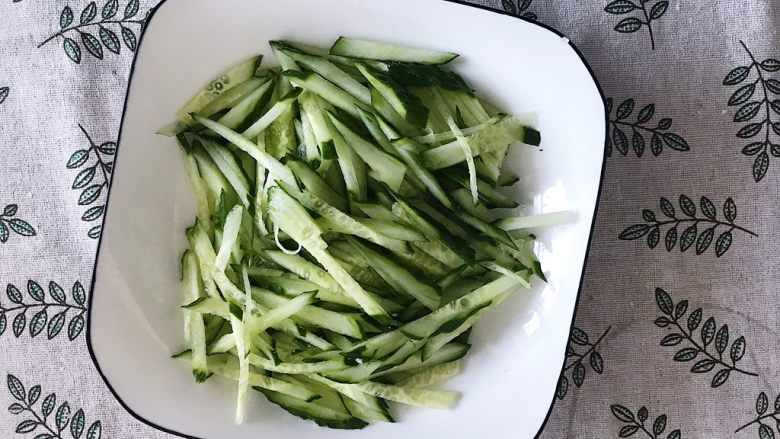 川香口水鸡,切好的黄瓜丝铺在碗底