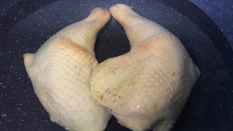 家庭版凉拌口水鸡,食材处理:
处理干净后的大鸡腿 冷水下锅 清水没过大鸡腿