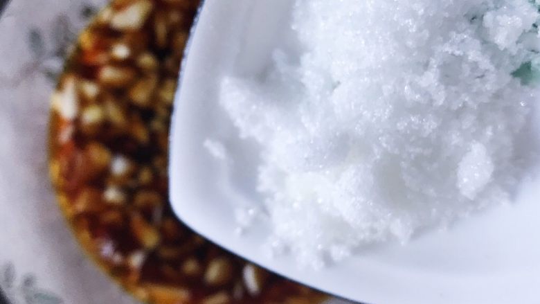 家庭版凉拌口水鸡,倒入食盐/白砂糖适量