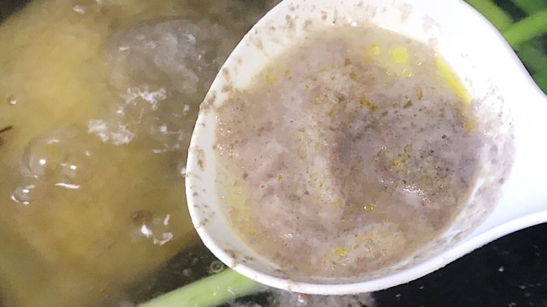 家庭版凉拌口水鸡,中途记得撇去血沫(不撇也没有关系 不影响味道)