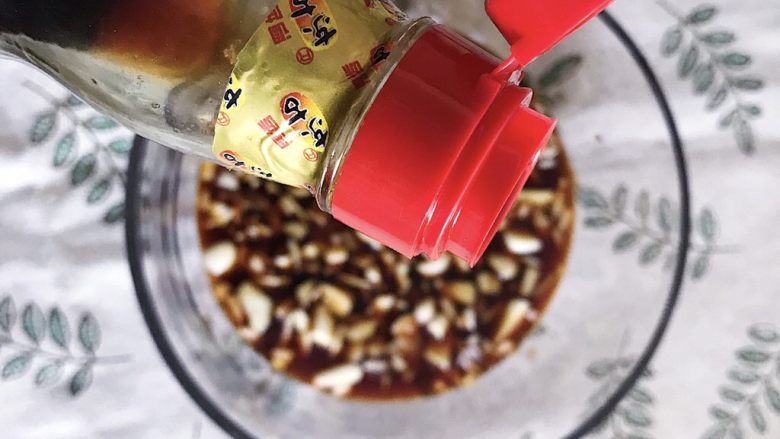 家庭版凉拌口水鸡,依次倒入海鲜酱油 (味极鲜之类的 家里暂时只有这个了)
