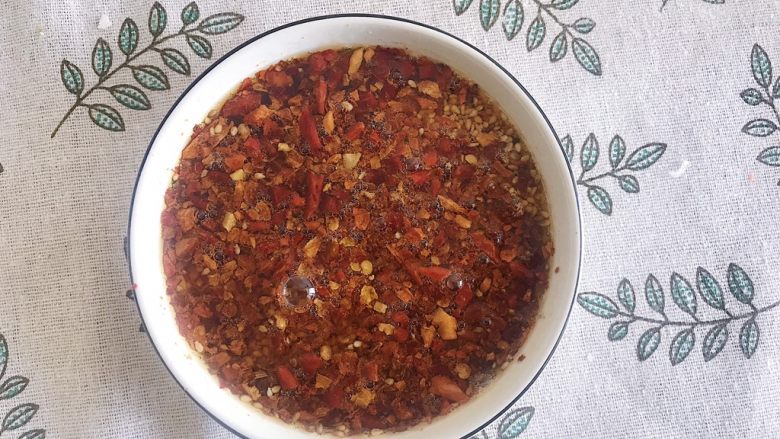 家庭版凉拌口水鸡,冷锅热油烧开 一边倒油一边搅拌 以防热油将辣椒面烧糊掉 静置片刻简单的辣椒油就做好啦(也可以根据自己的口味加入花椒粉 食盐 白砂糖等)