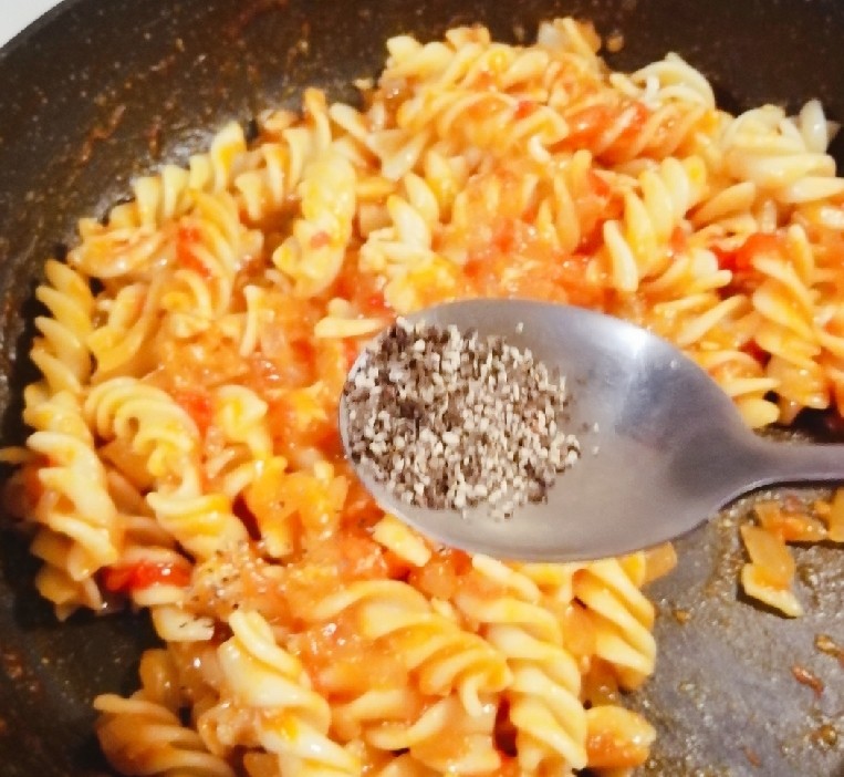 鸡肉番茄意面,翻拌均匀 放入黑胡椒碎