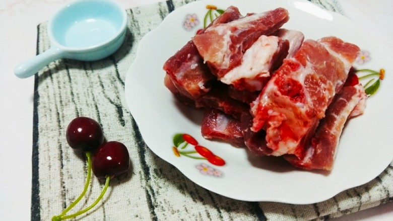 蒜泥粉蒸排骨,准备两根<a style='color:red;display:inline-block;' href='/shicai/ 10604'>小排</a>,切大约2厘米左右备用
