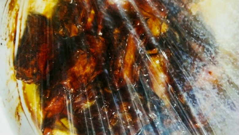 蒜泥粉蒸排骨,盖上保鲜膜,放到冰箱冷藏10分钟