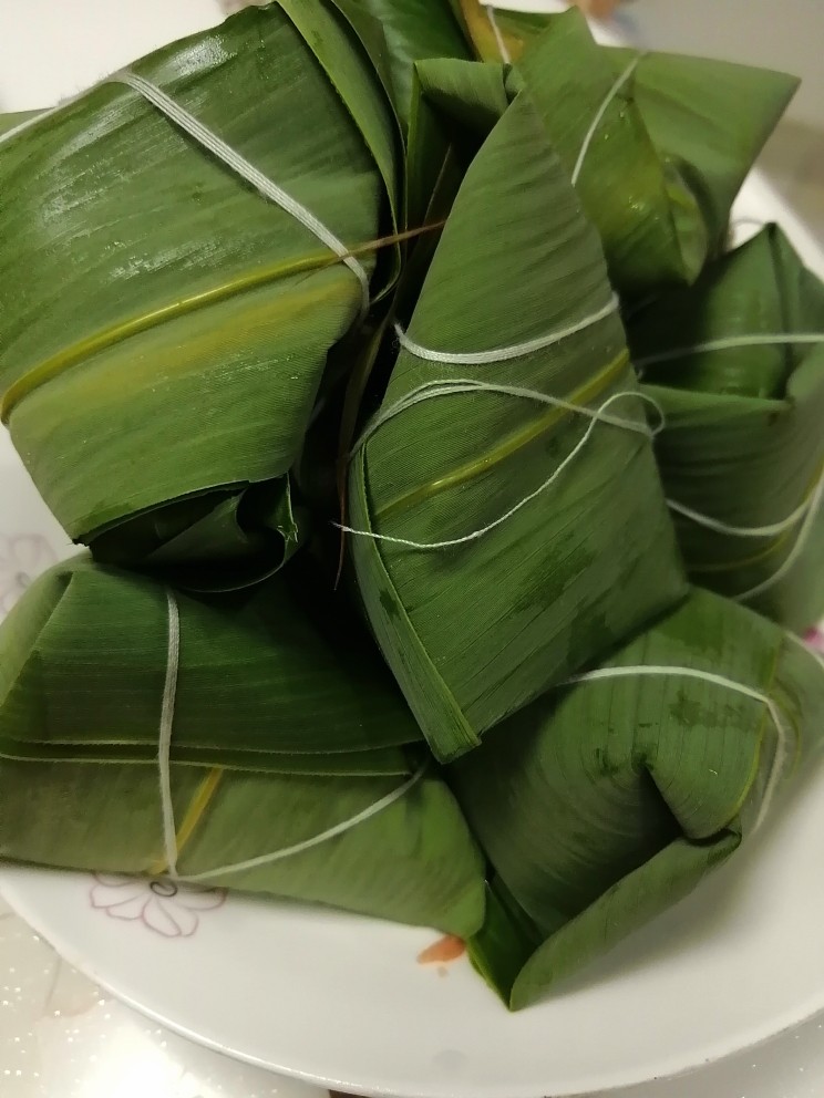 娃娃们喜欢吃的鲜肉火腿红枣粽子,包好,放蒸锅
