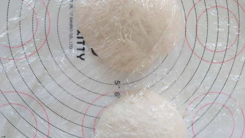 全麦豆沙软欧,6、取出面团分割成2份,滚圆盖保鲜膜松弛15分钟。