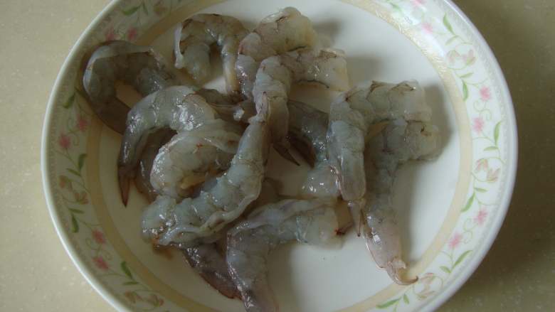 鲜虾炒蛋,海虾去壳开背,虾头留着备用