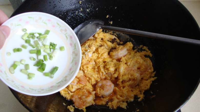 鲜虾炒蛋,加盐、香葱炒匀即可