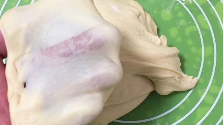 亚麻籽花生饼,先一档后转6档速度10分钟,低筋粉也能出手套膜。