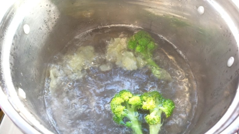 虾仁蔬菜煎蛋饼,烧水放入土豆花,西蓝花焯水