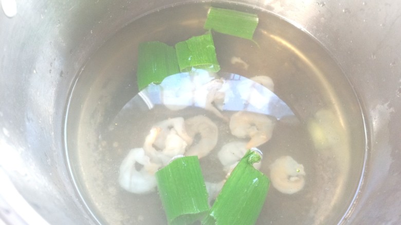 虾仁蔬菜煎蛋饼,锅中放入少许料酒,葱,姜,放入虾仁焯水