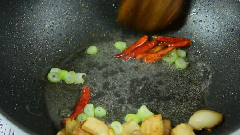 这样荤素搭配的小炒最适合工作日带饭了,五花肉推至锅边,倒入葱花、干辣椒炒香。