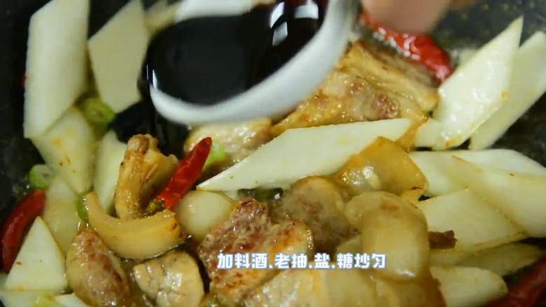 这样荤素搭配的小炒最适合工作日带饭了,先加入盐、糖、生抽炒匀,再加料酒、老抽、盐、糖炒匀。