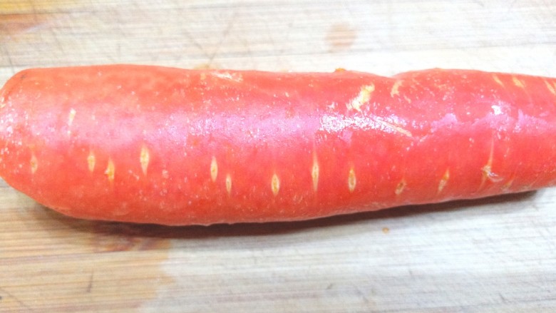 虾仁香肠炒方便面,<a style='color:red;display:inline-block;' href='/shicai/ 25'>胡萝卜</a>洗净,去皮
