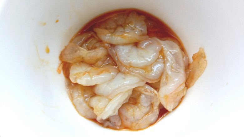 虾仁香肠炒方便面,装入碗中放少许<a style='color:red;display:inline-block;' href='/shicai/ 718'>料酒</a>，<a style='color:red;display:inline-block;' href='/shicai/ 788'>生抽</a>，<a style='color:red;display:inline-block;' href='/shicai/ 847'>香油</a>拌匀腌制一会