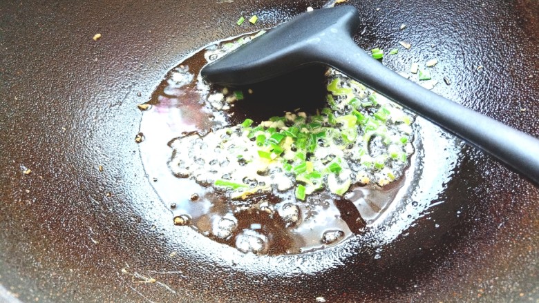 虾仁香肠炒方便面,再次起锅烧油,爆香葱姜