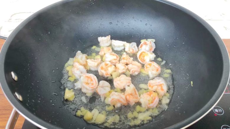 虾仁炒杂蔬,热锅放入少许油,放入姜蒜爆香,再放入虾仁炒至8分熟。