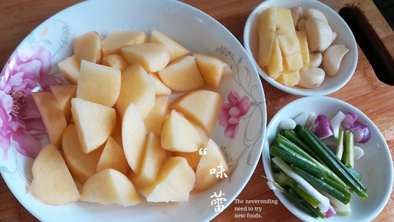 啤酒土豆黄焖鸡,土豆切块,姜切片