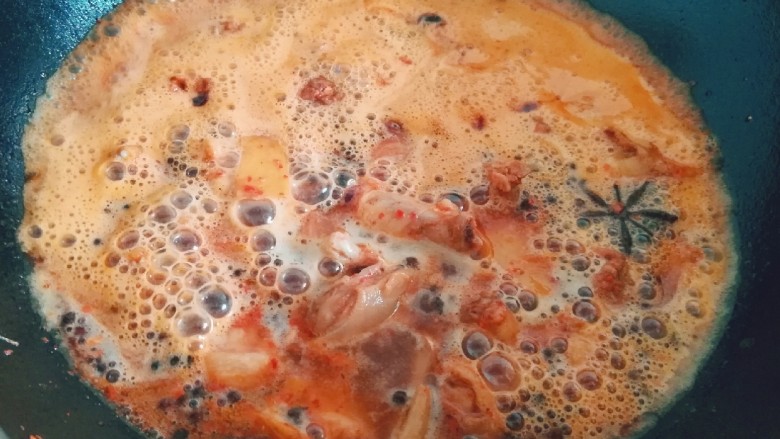 啤酒土豆黄焖鸡,倒入啤酒,淹没鸡块(也可以一半清水一半啤酒)
