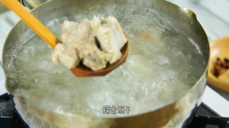 这道菜不仅下饭,还能当主食吃,排骨捞出沥干。
