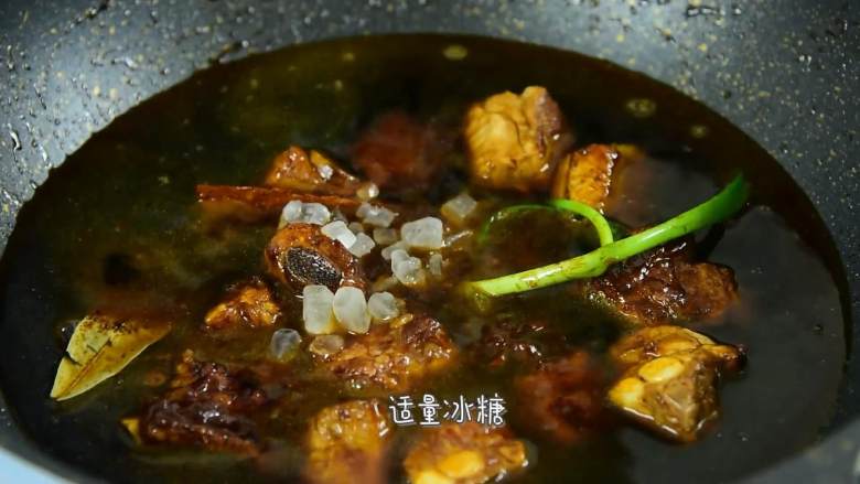 这道菜不仅下饭,还能当主食吃,加入适量冰糖,大火煮开,小火炖40分钟。
